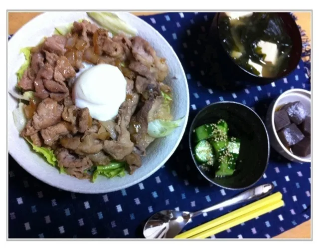 豚丼，塩胡麻きゅうり，こんにゃく煮，味噌汁|ayappeさん