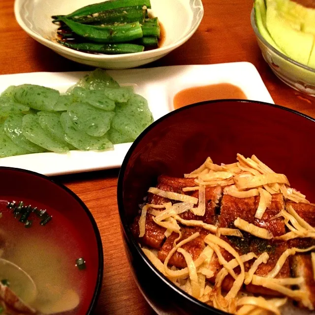 鰻丼  アサリ汁  焼きオクラ  刺身蒟蒻  メロン|ikukoさん