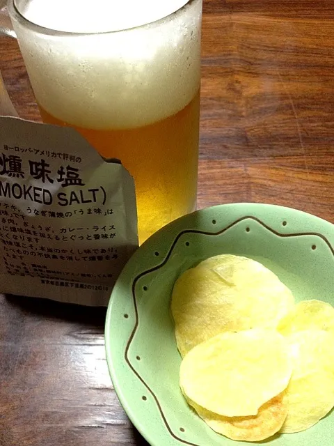 Snapdishの料理写真:レンジで簡単ポテチ燻味塩味＆ビール|hiroさん