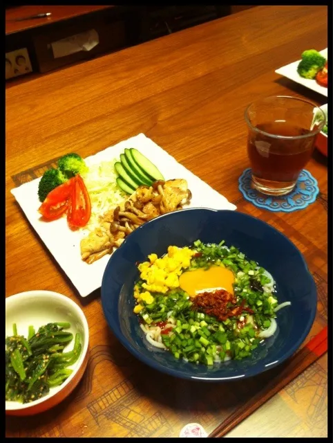 ニラ玉こんにゃく麺、鶏むね肉の塩麹にんにくソテー、ほうれん草のごま和え|二宮みさきさん