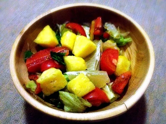 Snapdishの料理写真:Pineapple and tomato salad|chan mitsuさん