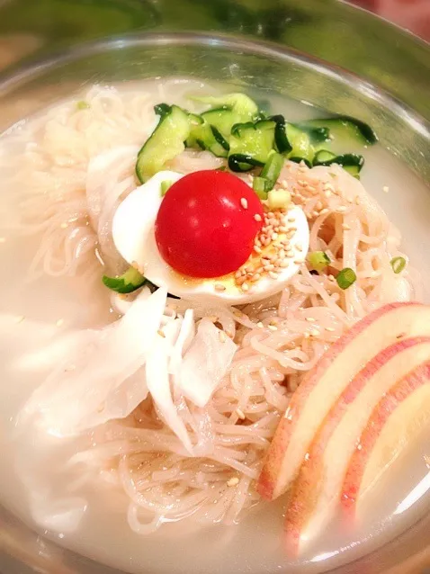 冷麺。りんごOK派？NO派？   自分は中にはめんといて！のNO派です。(＞△＜Uu|gonさん