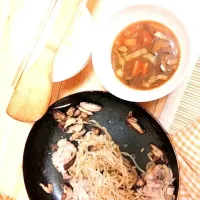 Snapdishの料理写真:肉入り野菜炒め、なすと人参の入った味噌汁|森達郎さん