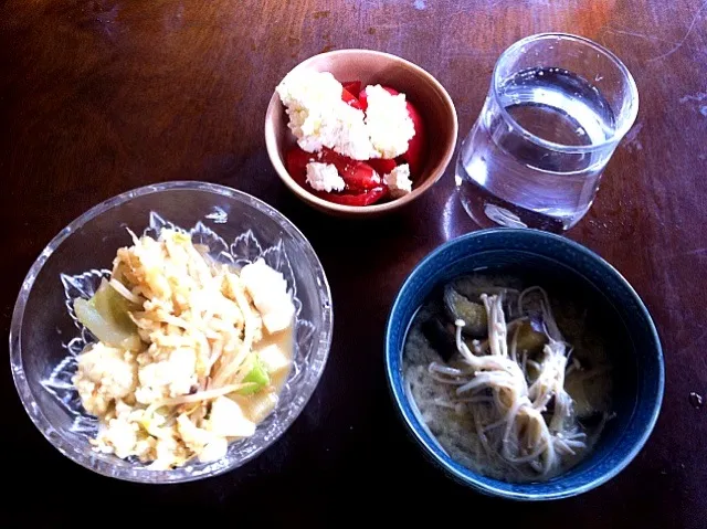 しょうが味噌鍋、ミニトマト＆カッテージチーズ、茄子とえのきとみょうがの味噌汁|かなこさん