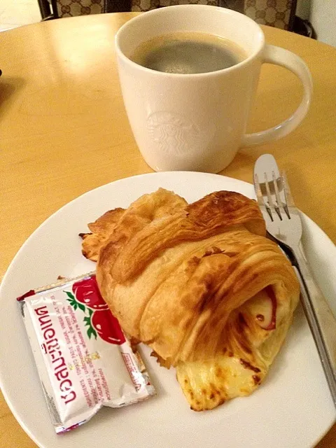 Hot Americano and Ham n Cheese ครัวซองส์|I'm a pasta lover ..さん