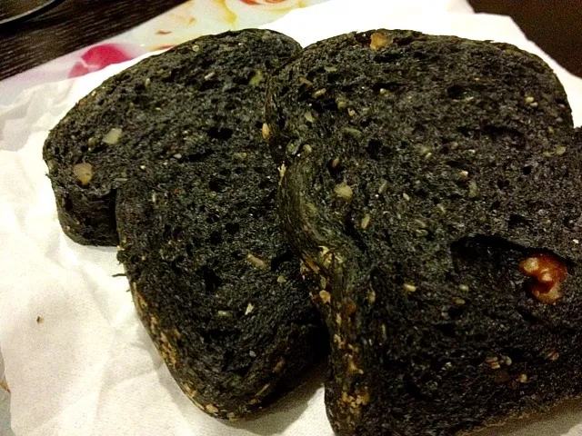 Charcoal Bread|I make food look good. 😎さん