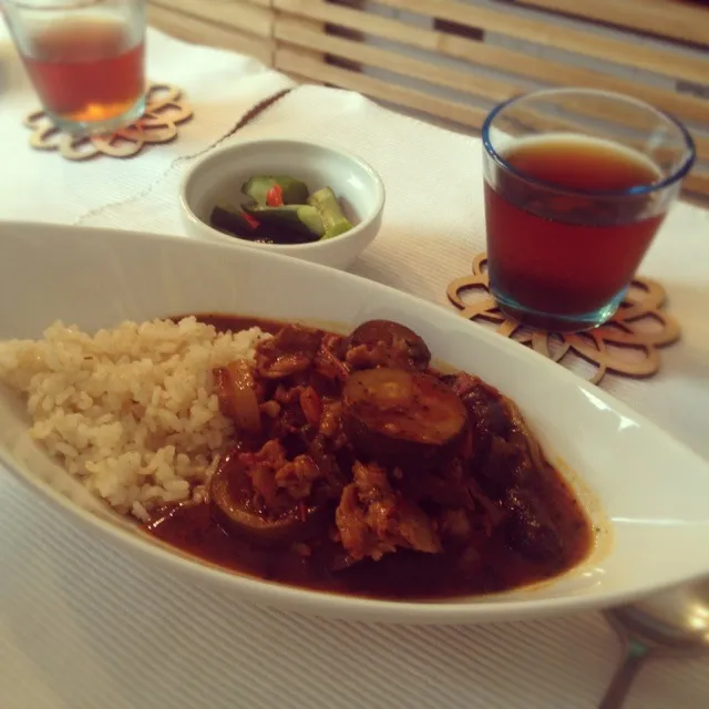 夏野菜のハーブカレー 出来上がり！大津屋さんのスパイスと二段熟カレーのコラボです。ご飯は発芽玄米。|cakeyさん