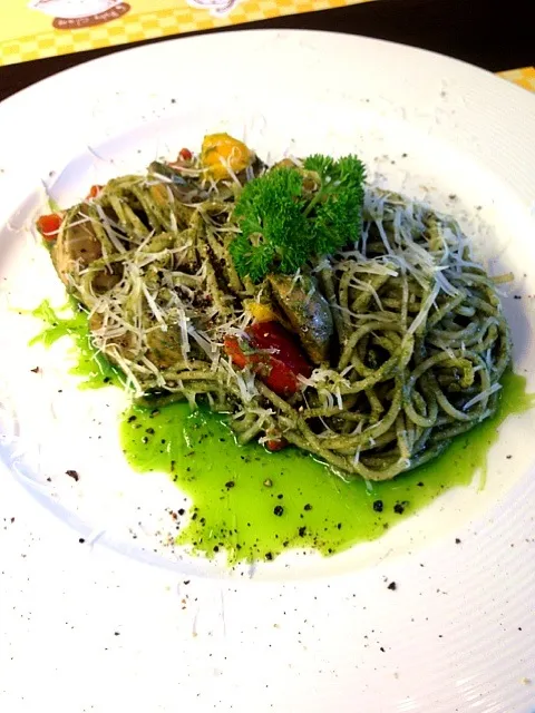 Spaghetti garlic n mushroom pesto sauce|I'm a pasta lover ..さん