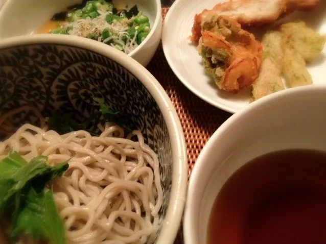 Snapdishの料理写真:今日は蕎麦に東◯製揚げ物。。辛うじて酢の物は自家製だい！え〜ん（ ｉ _ ｉ ）|松浦有里さん