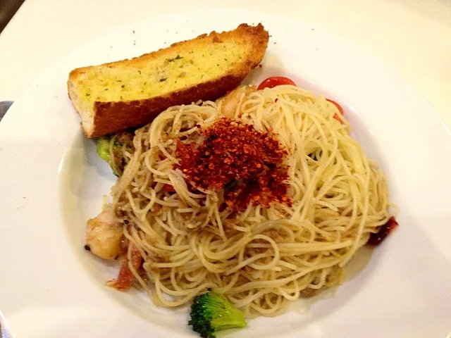 Spicy shrimp olio angel hair 👼|(=^x^=)さん