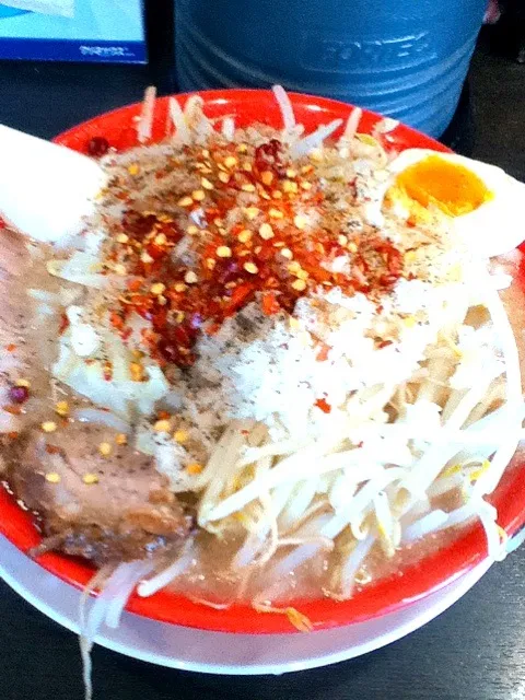 Snapdishの料理写真:店：東神田ラーメン   メニュー：裏神田らーめん    もやしドッサリ！ (@^▽^@)|シュンさん