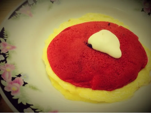 Snapdishの料理写真:Cream cheese infused Red velvet pancake on scrambled egg|caren memanさん