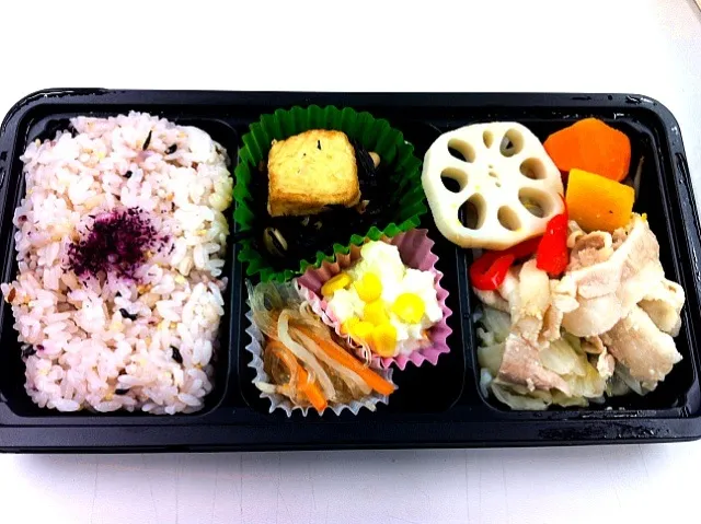 お昼は茹でブタ弁当。372kcal。|abe yoshiroさん