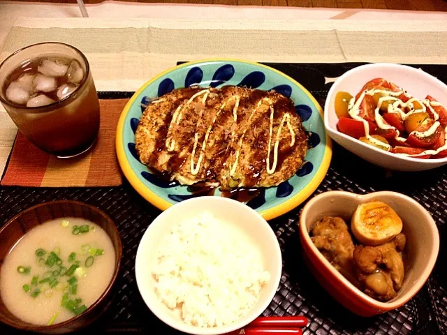 大和芋とキャベツのみでお好み焼き、手羽元と玉子の酢っぱ煮、大和芋のお味噌汁、冷やしトマト、白米|ひかりさん