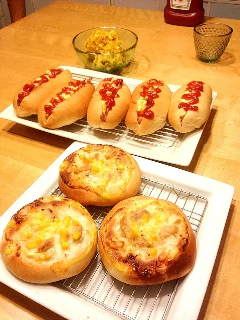 Snapdishの料理写真:ホットドッグとツナコーンパン|ekiantiさん