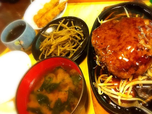 Snapdishの料理写真:本日の夕食。巨大ポークハンバーグ定食。でかっ！値段(900円)の割に肉汁たっぷりで美味しかった。けど、半分の大きさで牛肉がいいな(苦笑)|JTKさん