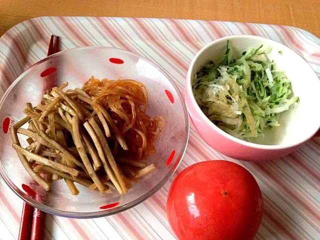 キンピラ＆キンピラ味のピリ辛白滝＆トマトサラダ|ふぅかさん