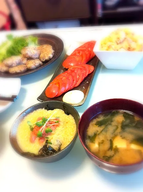 とろろ明太子丼、トマトスライス、ささみゆかり焼、さつまいもベーコンチーズサラダ、味噌汁|まぁやんさん