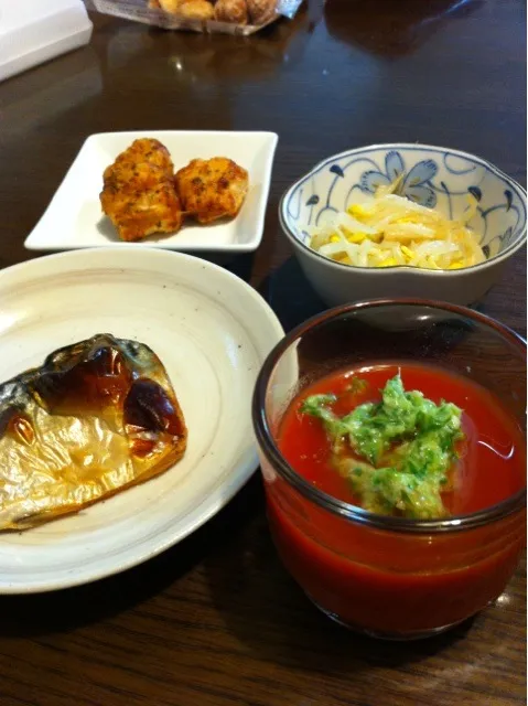 鯖の塩焼き、チキン香味揚げ、豆もやしのナムル、トマトとオクラの冷スープ|きりママさん