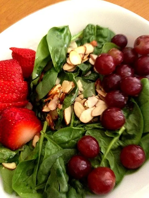 strawberry, grape, and almond spinach salad with olive oil and red wine vineagrette|Katelynn Smithさん