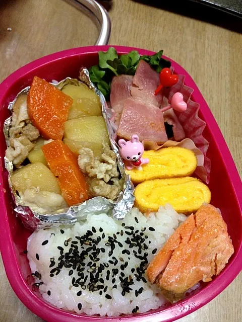 今日のお弁当♡肉じゃが、鮭、卵焼き、きゅうりとかいわれのベーコン巻き|maikaさん