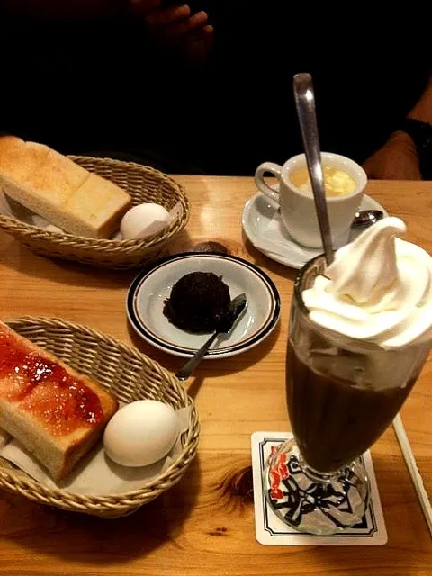 breakfast at komeda's coffe shop|arleen izumiguchiさん