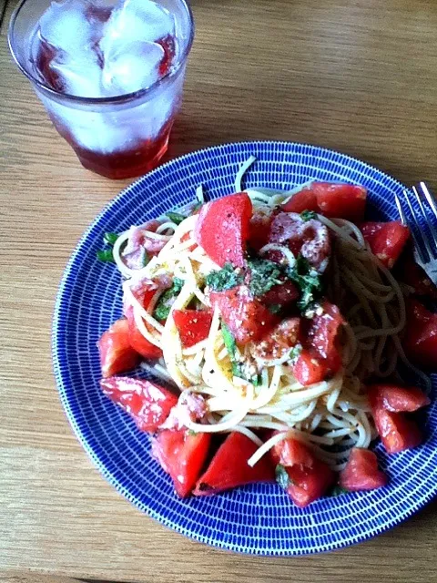 Snapdishの料理写真:トマト・生ハム・バジルの冷製パスタ|mikaさん