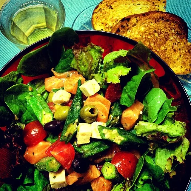 salmon sashimi salad with garlic toast and white wine ♡|tayukoさん