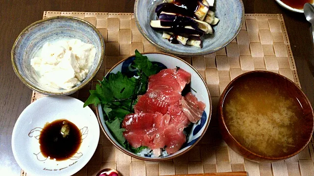 とろける鉄火丼とナスの田楽とおぼろ豆腐|ミルチールさん