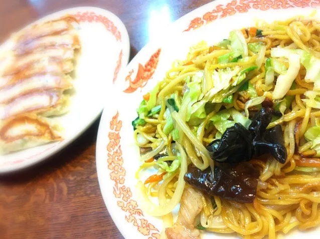 本日の夕飯。上海風焼きそばと餃子。(ﾟдﾟ)ｳﾏｰ 。|JTKさん