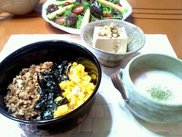 鶏そぼろの3色丼、長芋とベーコンのスープ、冷や奴、鶏レバーのグリーンサラダ|ミコさん