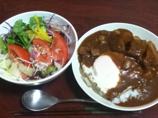 Snapdishの料理写真:メンチカツと目玉焼きカレー、サラダ|SasaMasa213さん