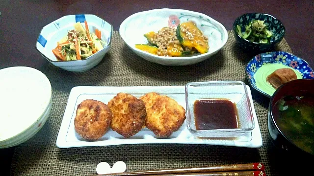 Snapdishの料理写真:7月26日*夜ごはん♥豆腐とササミのナゲット、カボチャフライのそぼろ餡掛け、豆苗と油揚げの梅肉和え、キュウリとワカメの酢の物、ごはん、味噌汁|まゆみさん