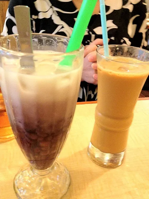 Snapdishの料理写真:丝袜奶茶 红豆饮 milk tea + red bean|Vanelさん