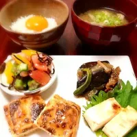 卵かけご飯・塩ウニ入り白身だけの玉子焼き・トマトとオクラとパプリカの塩昆布和え・油揚げのチーズ焼き