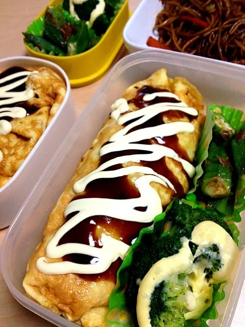 オムそば弁当☞オムライスと思いきや、なかは焼きそば♪( ´▽｀)|mayuさん