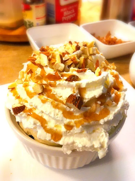 Vanilla and Chocolate Ice Cream with Maple Syrup and Almonds|Joさん