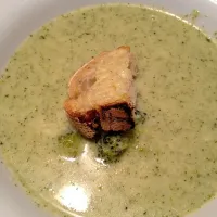 Snapdishの料理写真:Creamy broccoli soup with cheddar cruton|Jacquelineさん