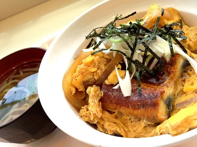 今日の社食はうな卵丼。580円とちょっと社食にしてはお高め。|ルーア・ブランカさん