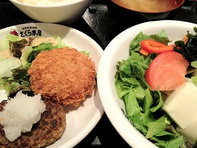 おろしハンバーグ、メンチカツに野菜サラダ＠さくら水産 #昼ごはん #昼飯|Takashi H.さん