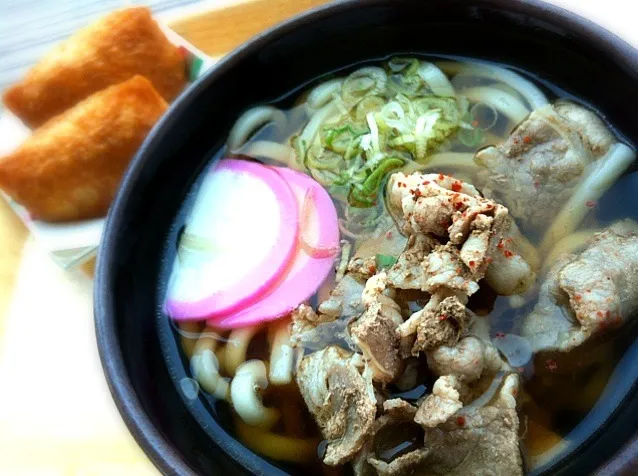 本日のランチ。肉うどんと稲荷寿司(400円)|JTKさん