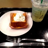 Snapdishの料理写真:スタバ☆リフレッシャーズライムとフレンチトースト|mitchelbearさん