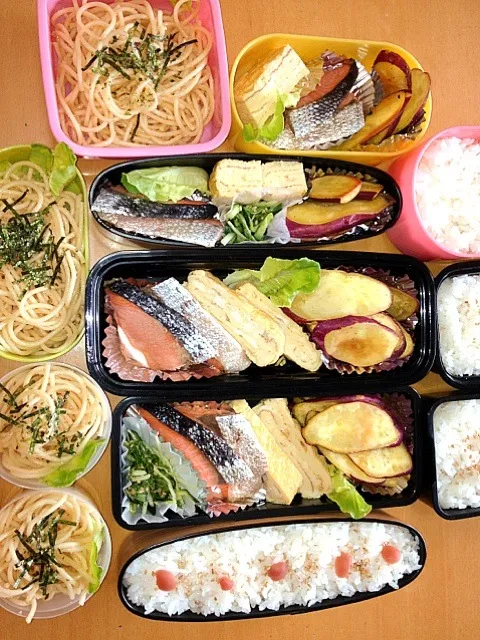 Snapdishの料理写真:みんな弁当☆鮭の幽庵漬け・出汁巻き卵・薩摩芋の素揚げ・胡瓜と水菜の浅漬け・たらこスパゲティ|chyawaさん