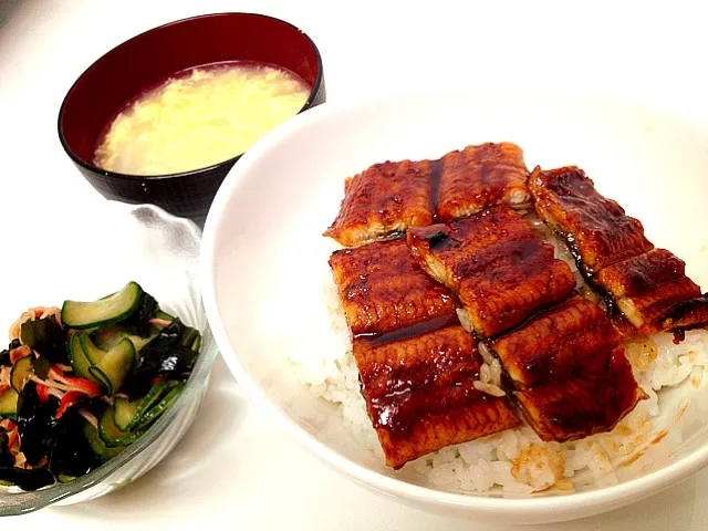 Snapdishの料理写真:うな丼、きゅうりとカニカマの酢の物、かき玉汁|nanaさん