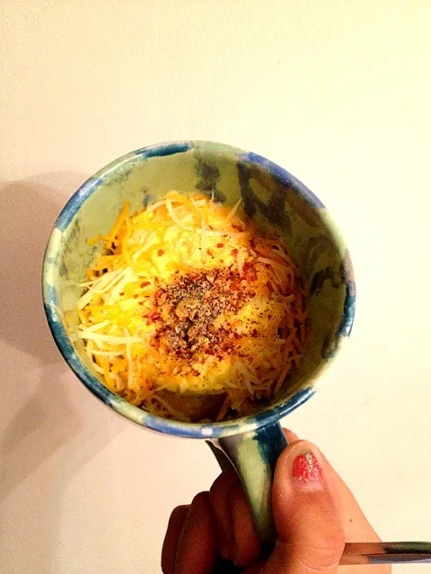 microwave eggs with mexican mix cheese, red pepper, and black pepper.|Katelynn Smithさん