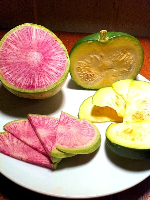 バーニャカウダの変り種野菜d(^_^o) 紅芯大根(赤大根)とグリーンマロー(生食用カボチャ)|ゆうさくさん