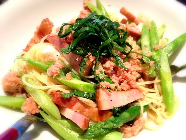 Snapdishの料理写真:アスパラベーコンの鮭フレークパスタ🍴|きっきー🥰さん