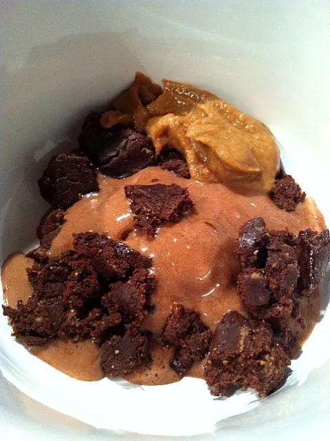 Snapdishの料理写真:Chocolate Arctic Zero, Brownie Quest Bar, PB2|Viviana Volpicelliさん