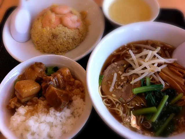 Snapdishの料理写真:醤油ラーメン & 角煮丼セット|ryutaさん