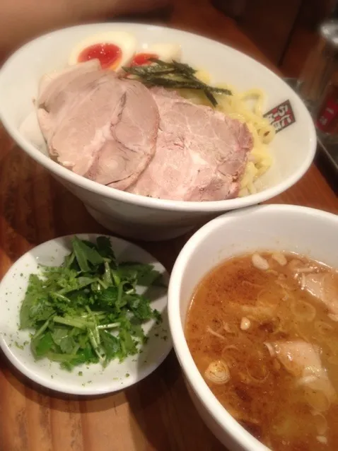 昼過ぎ、起き抜けに玉五郎。ラーメン自体が久しぶりなのと、思いがけず少食になっていたらしく、食べ過ぎて気持ち悪い‥‥でも美味しかった‥‥|まつざわハモンさん